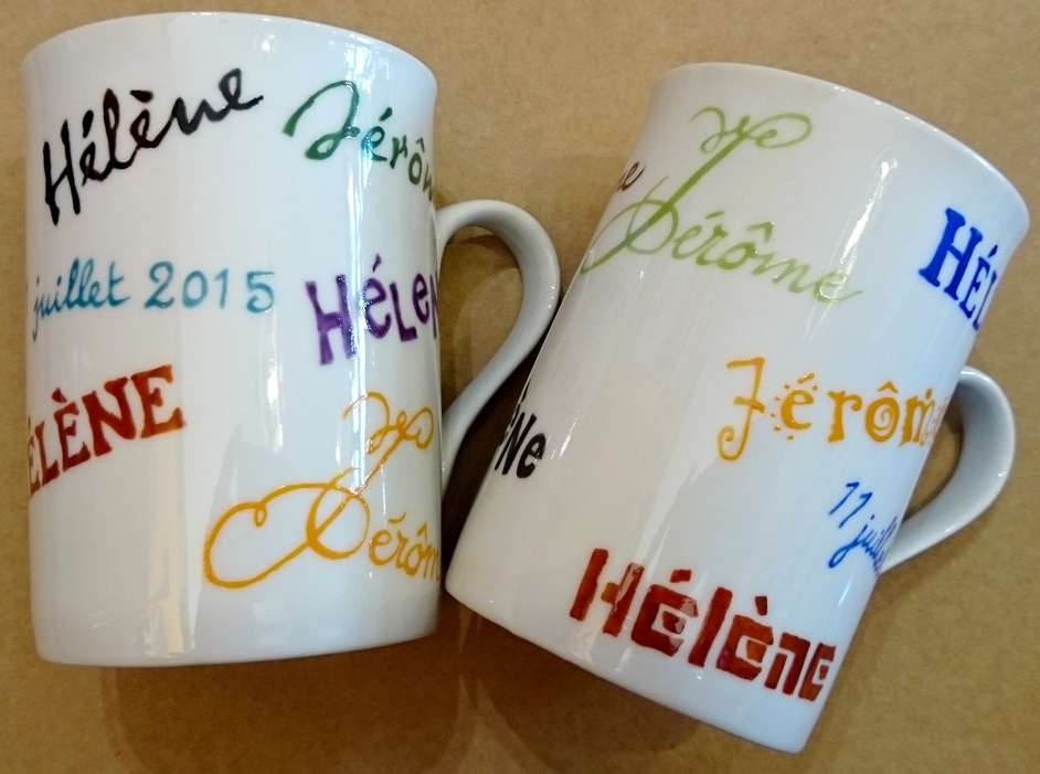 - Cadeau de mariage mugs en porcelaine personnalisés par les prénoms des mariés et la date du mariage dans différentes couleurs.